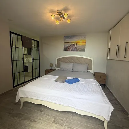 Holiday home Entire 3-story Seaside Villa, Sea View With Garden *